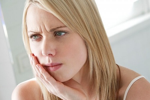 Bọc răng sứ bị đau nhức nguyên nhân chính do đâu?