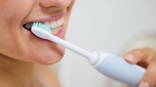 Niềng răng bị lòi chân răng có sao không? Nguyên nhân chính